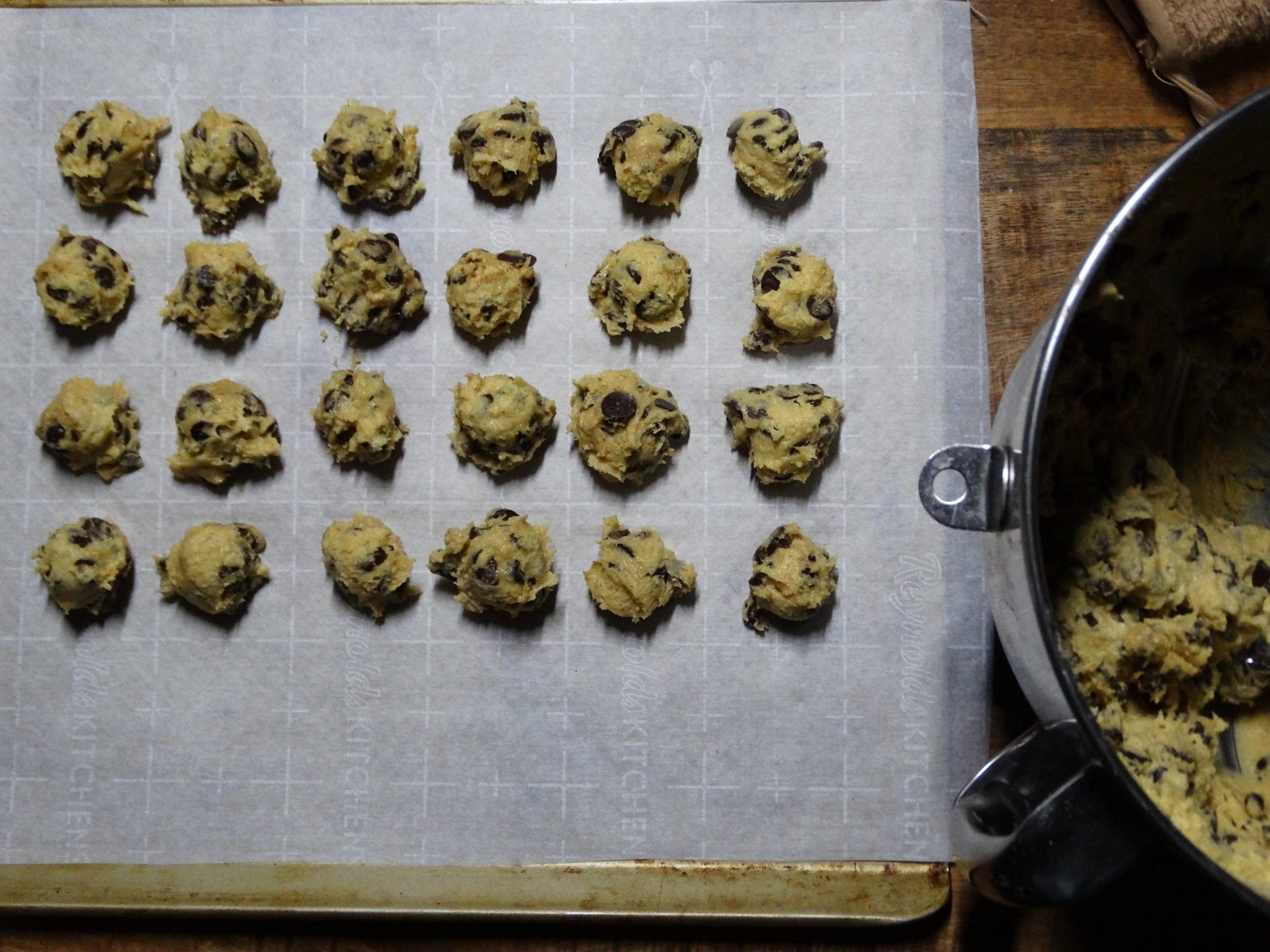 Delicious and easy to make, these low carb, keto and thm friendly chocolate chip cookies are sugar free, gluten free, high in fiber and amazingly delicious! #KetoChocolateChipCookie