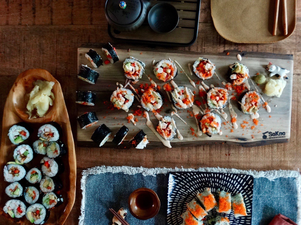 Grow Your Pantry Sushi and Maki Making Kit - with Sushi Rolling Mat, Bamboo Maki Mold and Japanese Sauce Tray. Plus Chopsticks and Spreader paddles. T